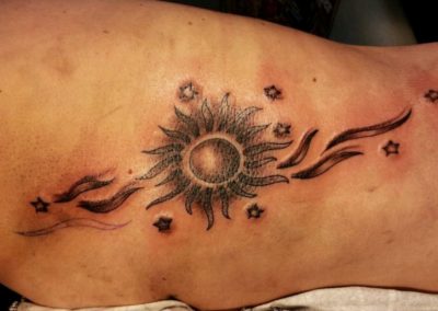 Tattoo Sonne und Sterne